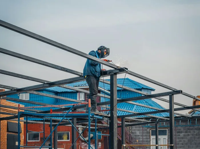 Artisan concentré sur son travail sur un chantier de charpente métallique